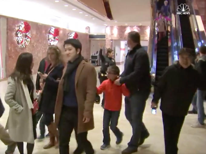 Nhiều người đã được sơ tản khẩn cấp khỏi tháp Trump do phát hiện thấy ba lô khả nghi (Ảnh: BI)