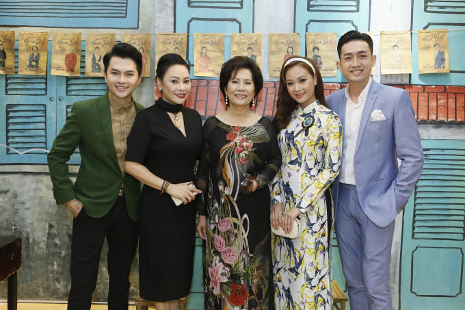 Th&iacute; sinh Nam Cường, Triệu Long, H&agrave; Th&uacute;y Anh chụp ảnh c&ugrave;ng Phương Dung v&agrave; Đ&ocirc;ng Đ&agrave;o.