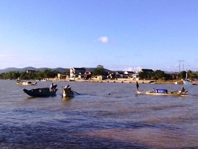  Lưc lượng nỗ lực tìm kiếm thi thể cháu bé (ảnh: Xuân Hòa)