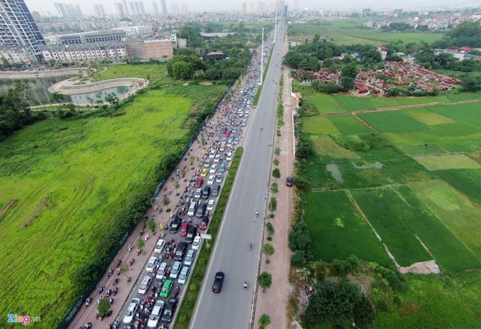 Bên cạnh đó, sự phát triển của hàng loạt khu đô thị với mật độ dân cư quá lớn, không đồng bộ với đường xá cũng làm cho các tuyến cửa ngõ thành phố quá tải. Có những khu vực đông dân cư sinh sống mà chỉ có từ một đến hai lối đi và về như địa bàn các quận Hà Đông, Bắc và Nam Từ Liêm... Ảnh: Duy Hiếu.