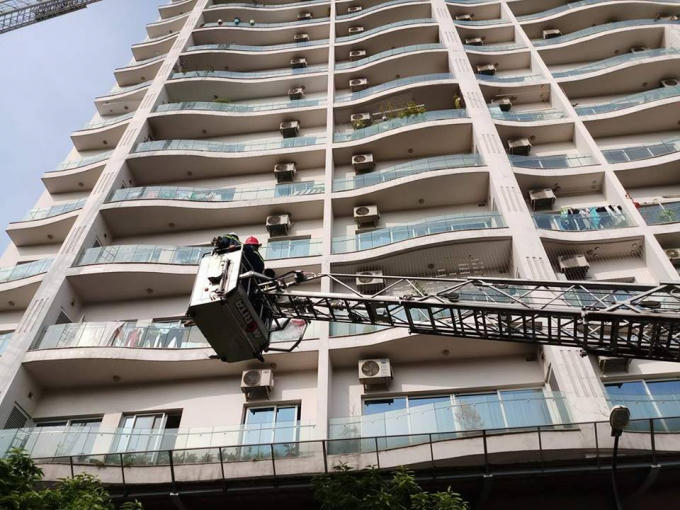 Hiện lực lượng chức năng đang tiến hành dập lửa.