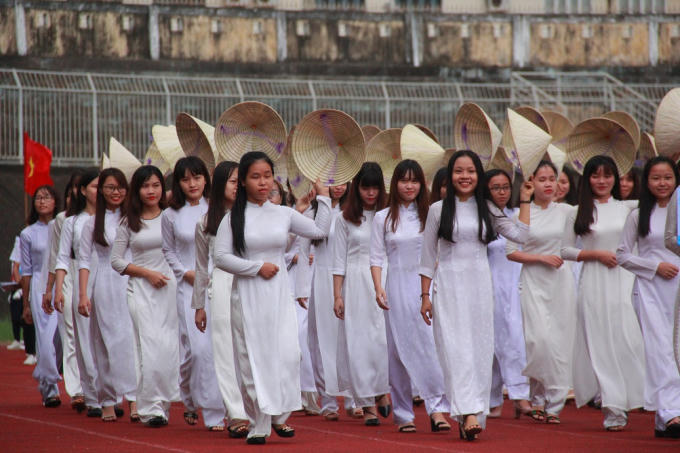 Phần thi diễu hành của khoa Ngữ Văn - Đại học Sư phạm Huế.