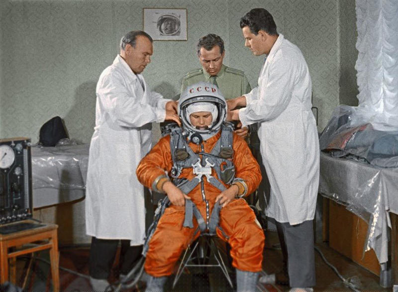 Bộ đồ du hành vũ trụ cồng kềnh, nặng nề cũng gây khó chịu cho Tereshkova