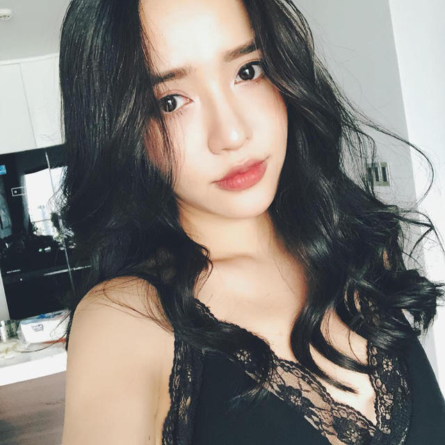 Ca sĩ Bích Phương với nhan sắc ngày càng khác lạ của mình, cô ghi tâm trạng vô cùng hài hước về "vòng 1 khiêm tốn" của mình: "Ốc đậu bờ rào" nhưng vẫn mặc áo 2 dây phô bày ra hẳn 1 sân bóng phẳng lặng như tờ, anh đây tự chấm mình 10 điểm tự tin".