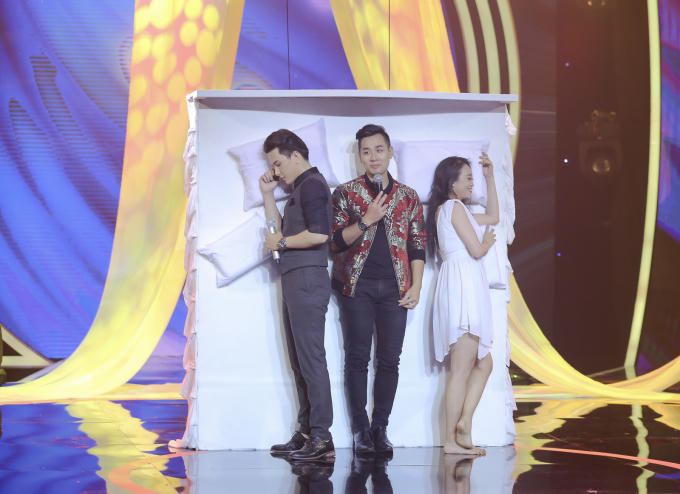 Ý Lan đút cho Nguyên Khang ăn trên sân khấu