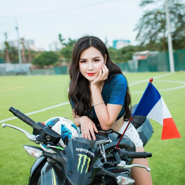 Hay hotgirl Đặng Thị Ngân (sinh năm 1995, Hà Nội) - đại diện cho đội tuyển Pháp trong chương trình “Nóng cùng World Cup” cũng có màn bình luận khiến khán giả phải bàn tán.