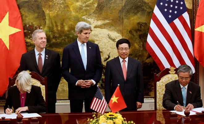 Cũng trong sáng nay, Phó Thủ tướng, Bộ trưởng Ngoại giao Phạm Bình Minh và Ngoại trưởng Mỹ John Kerry đã hội đàm ở Nhà khách Chính phủ 12 Ngô Quyền, Hà Nội. Hai bộ trưởng đã chứng kiến Lễ ký thỏa thuận cho phép đội Hòa Bình - chuyên dạy tiếng Anh của Mỹ - hoạt động tại Việt Nam. (Ảnh: Reuters)