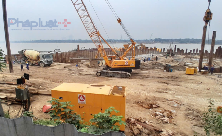 Dự án cầu Tứ Liên có tổng mức đầu tư 20,2 nghìn tỷ đồng, hiện nay nhà thầu đang tổ chức thi công 2 trụ tháp dây văng.