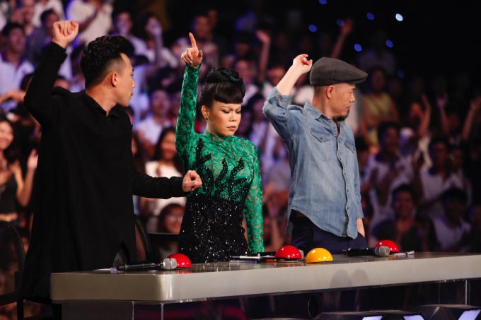 Bộ 3 gi&aacute;m khảo Vietnam Got talent &ldquo;quẩy&rdquo; hết cỡ với ch&agrave;ng beatboxer &ldquo;qu&aacute;i vật