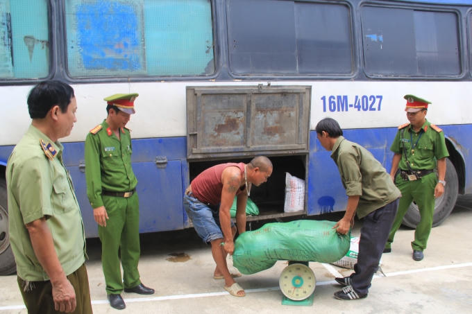Lực lượng chức năng đang kiểm tra số thực phẩm bẩn đã bắt giữ được.