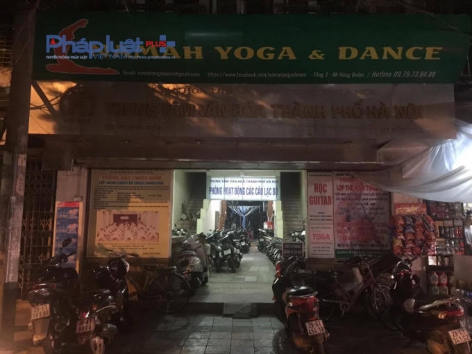Trung tâm văn hóa thành phố Hà Nội biến thành điểm trông xe qua đêm.
