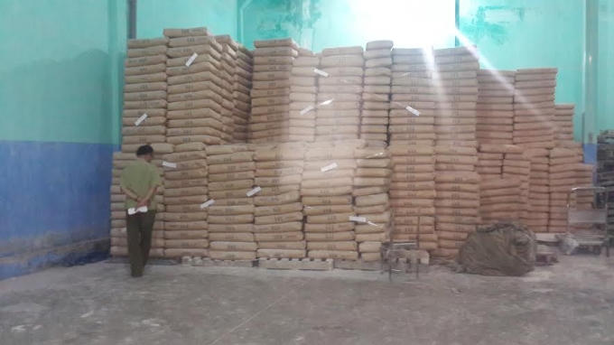 Hàng chục tấn bột mì bị thu giữ.