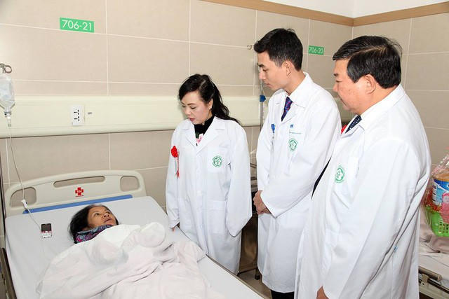 Bệnh viện Bạch Mai là một trong các đơn vị tự chủ hoàn toàn. Ảnh: Bộ trưởng Bộ Y tế Nguyễn Thị Kim Tiến, Giám đốc BV Bạch Mai (bên phải) thăm bệnh nhân điều trị tại tòa nhà mới đưa vào sử dụng.