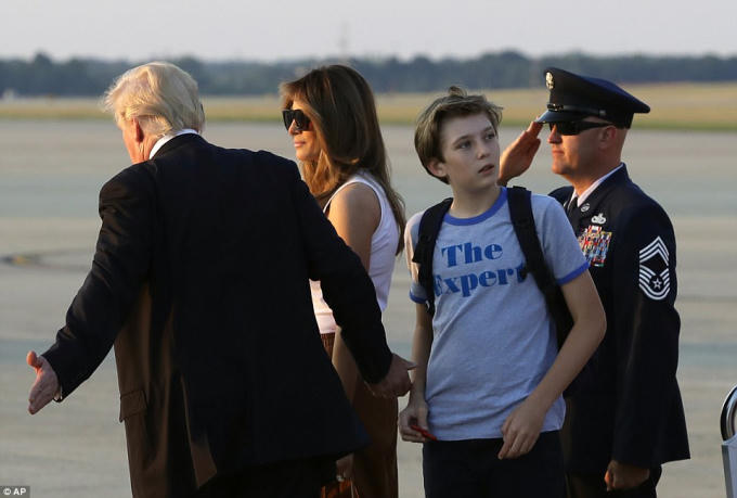 Trước đây, sau khi Tổng thống Donald Trump nhậm chức, bà Melania và Barron đã chọn ở lại New York, thay vì chuyển tới Nhà Trắng để con trai có thể kết thúc năm học mà không bị gián đoạn. (Ảnh: AP)