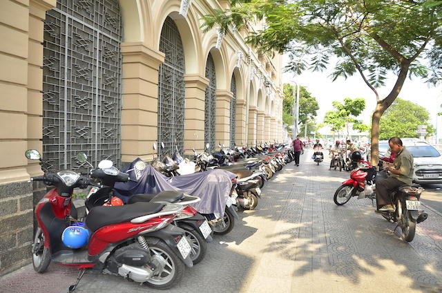 Sau hơn 1 tháng kể từ thời điểm ông Đoàn Ngọc Hải- Phó Chủ tịch quận 1 (TPHCM) ký quyết định thu hồi giấy phép của 24 điểm giữ xe máy chiếm vỉa hè, đến chiều 22/5, các bãi xe này đã chấp hành việc hoàn trả lại vỉa hè cho người đi bộ. (Ảnh: Đình Thảo)