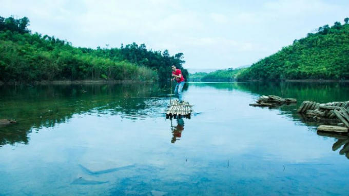Lướt thuyền trên hồ Tà Đùng mới cảm nhận được hết vẻ đẹp xốn xang, gần gũi mà xa xôi. (Ảnh: Sơn Gầy)