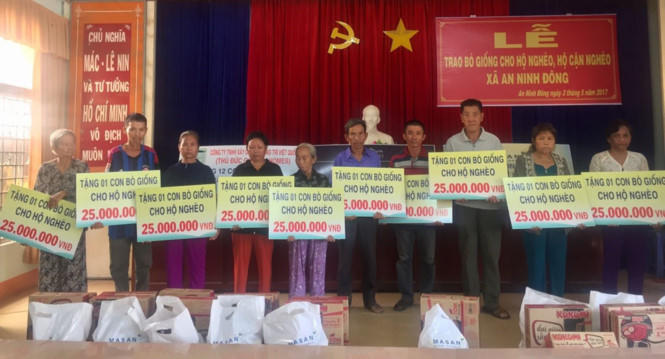 Các hộ gia đình tại xã An Ninh Đông nhận hỗ trợ nguồn vốn mua bò giống.