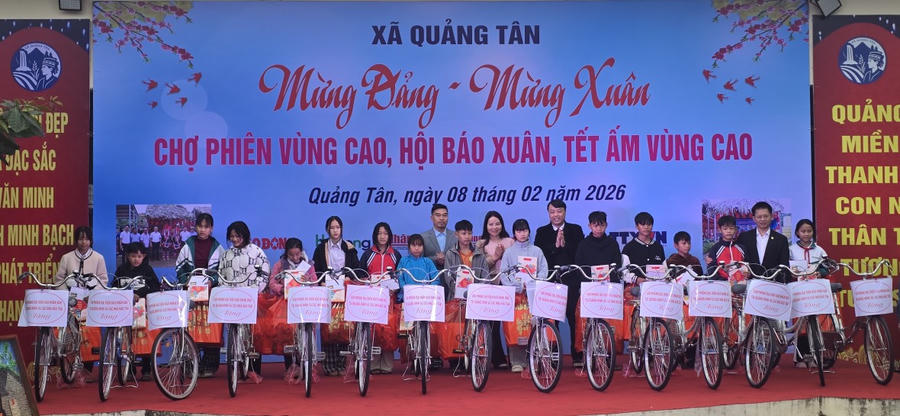 Ban Tổ chức trao xe đạp cho học sinh có hoàn cảnh khó khăn trên địa bàn xã Quảng Tân.