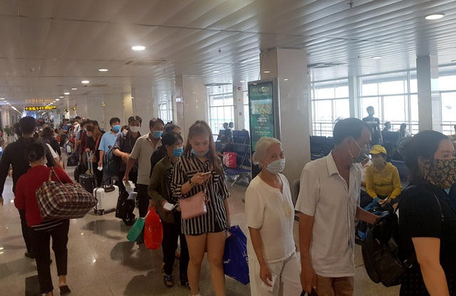 Dòng người xếp hàng chờ kiểm tra vé trước khi lên máy bay.