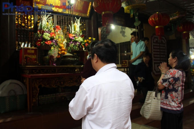 Thành tâm cầu khấn phúc lộc tài. (Ảnh: Đức Biên)