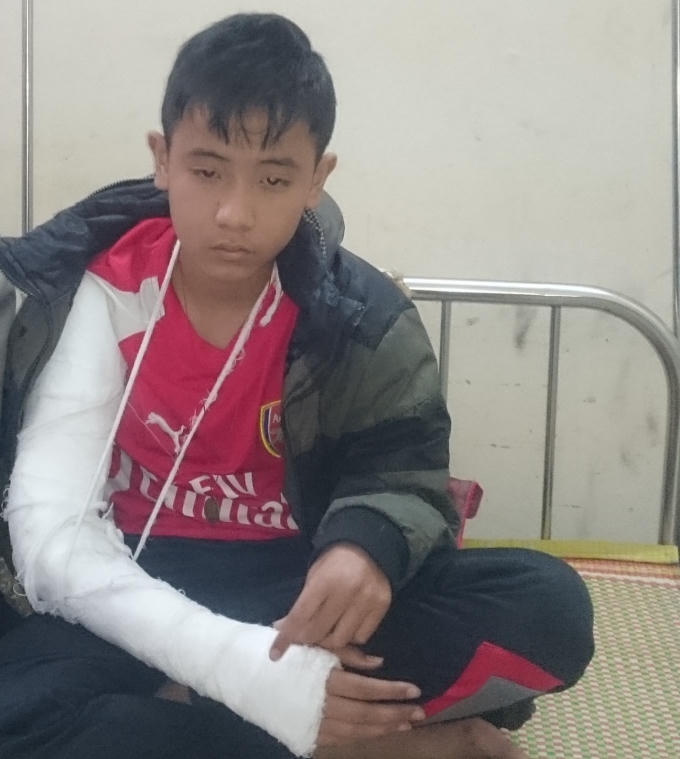 Học sinh Lân Anh tại bệnh viện Đa khoa huyện Yên Định sau khi bị thầy giáo đánh. (Ảnh: A.Thắng)