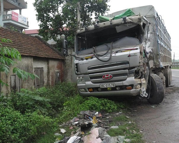 Va chạm mạnh nên đầu xe tải cũng bị hư hỏng nặng, tài xế bị gãy tay.