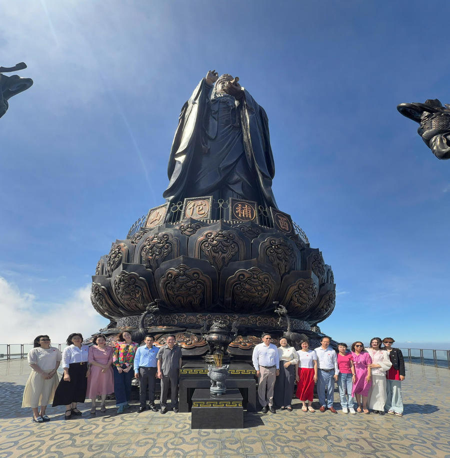 Đoàn chụp ảnh lưu niệm tại Núi Bà Đen.