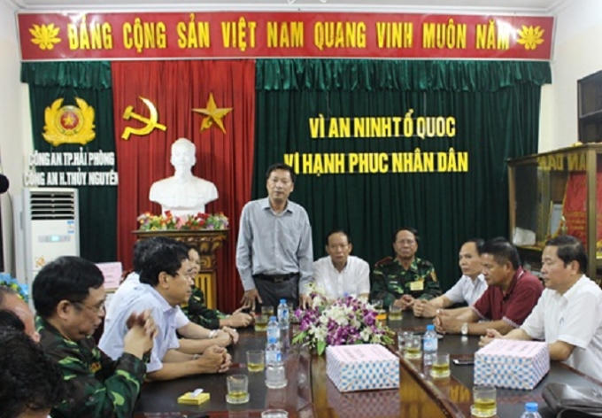 Ông Nguyễn Văn Đọc - Bí thư tỉnh ủy, Chủ tịch HĐND tỉnh Quảng Ninh khen thưởng ban chuyên án.