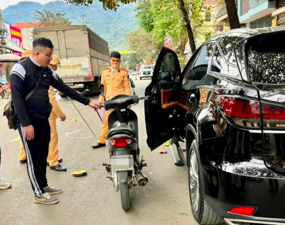 Lực lượng chức năng dựng lại hiện trường vụ tai nạn.