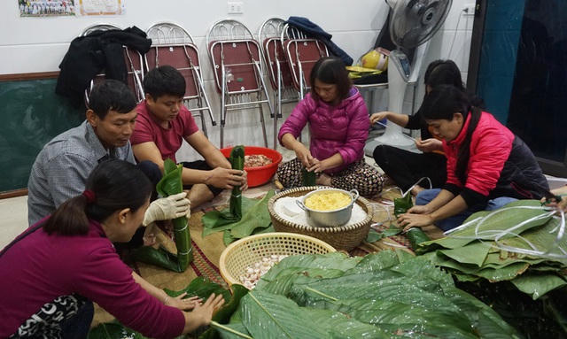 Những chiếc bánh gấp rút được gói để tiếp sức cho đồng bào vùng lũ trong thời gian sớm nhất.