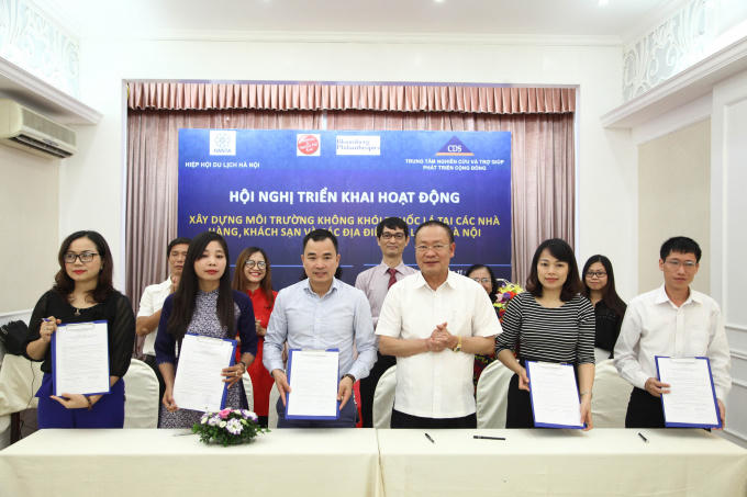 Các đơn vị ký cam kết thực hiện luật phòng, chống tác hại của thuốc lá.