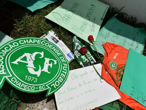 Người hâm mộ đau lòng trước sự ra đi của CLB bóng đá Brazil. (Ảnh: AFP)