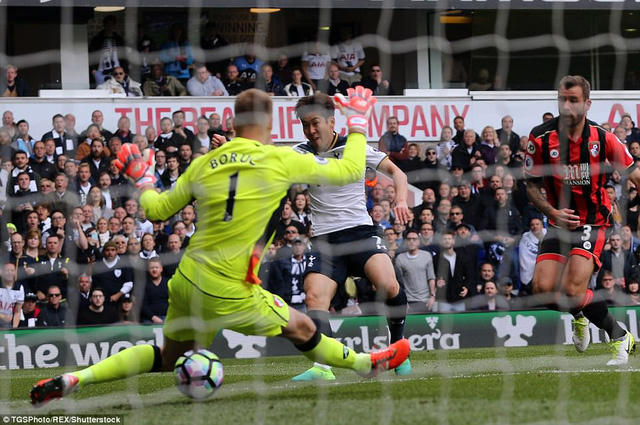 Thắng 4-0, Tottenham lại tạo nên sức ép cho Chelsea khi cách biệt giữa 2 đội tạm thời chỉ còn 4 điểm.
