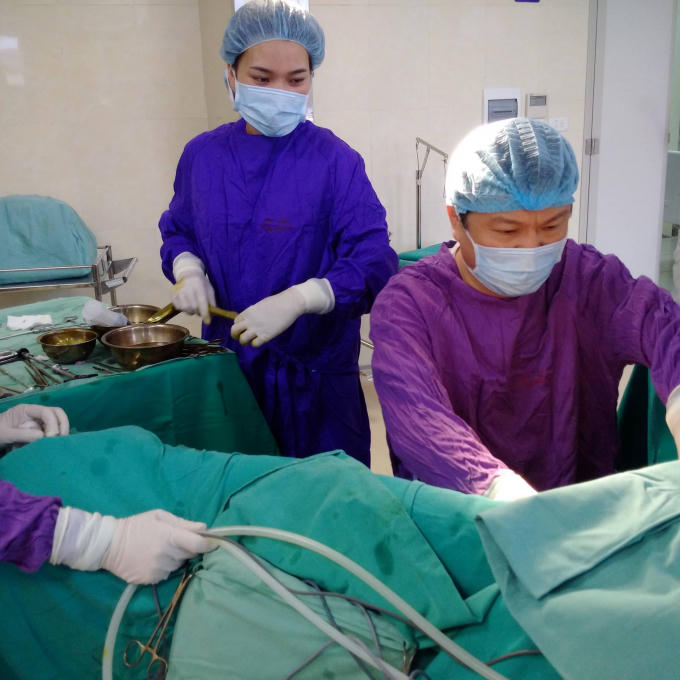 Các bác sĩ BV E tiến hành ca phẫu thuật “trả lại giới tính thật” cho cô gái có 2 bộ phận sinh dục. Ảnh:  BV cung cấp