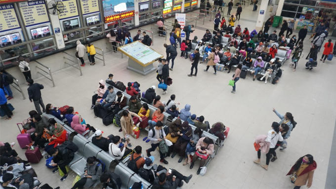 Nghỉ Tết dương lịch, đường phố Hà Nội ùn tắc trong mưa