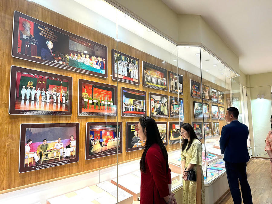 Du khách tham quan Nhà Truyền thống.