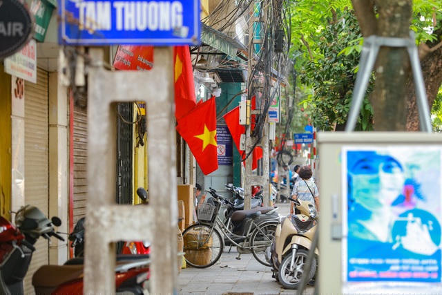 Cờ Tổ quốc được các gia đình mặt phố treo trước cửa nhà tạo nên diện mạo đẹp mắt, trang trọng.