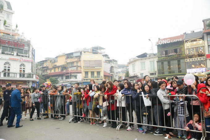 Mỹ T&acirc;m x&uacute;c động khi nhiều fans đồng thanh h&aacute;t c&ugrave;ng c&ocirc; trong loạt tiết mục mới nhất