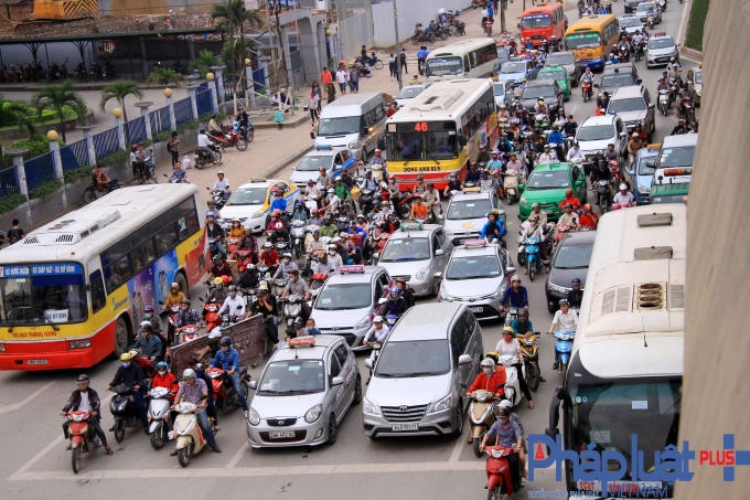 Đường Phạm Hùng chật kín phương tiện.