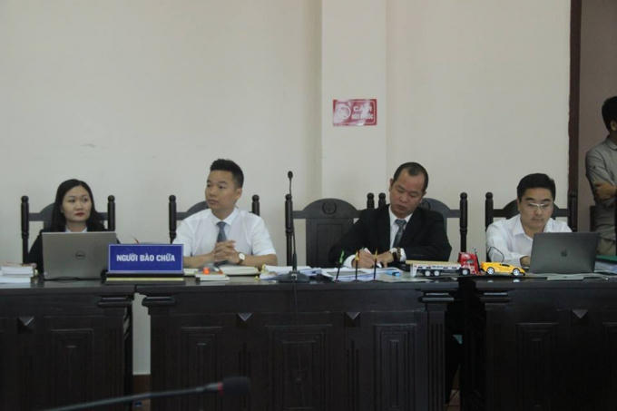 Các luật sư bào chữa cho bị cáo trong phiên tòa phúc thẩm.