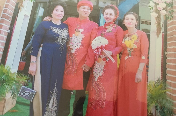Bà Lê Thị Anh (mặc áo dài xanh) trong ngày cưới con trai