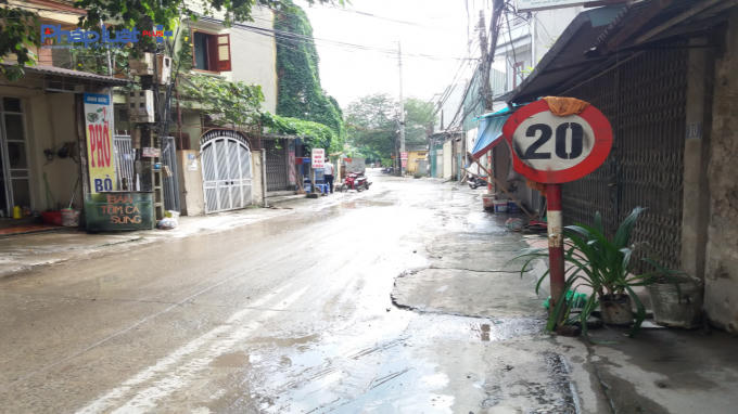 Đường đi vào trạm trộn thường xuyên ướt át, bụi bặm.