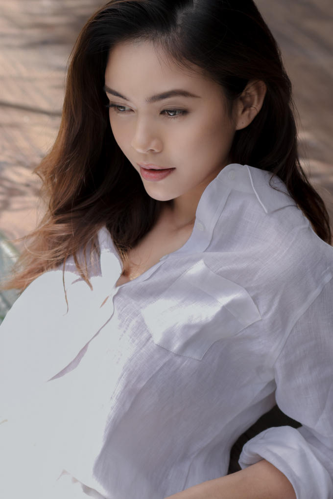 Mới đây, Mâu Thủy vừa dành tặng người hâm mộ một bộ ảnh hoàn toàn mới. Rũ bỏ lại hình ảnh nóng bỏng, gợi cảm trong những bộ cánh kiệm vải, Mâu Thủy mang đến hình ảnh mới nhẹ nhàng và vô cùng nữ tính. Lên ý tưởng mang đến một bộ ảnh lãng mạn, Mâu Thủy cùng cả ekip đã cất công lên tận Đà Lạt để lựa chọn địa điểm sao cho phù hợp với concept nhất.