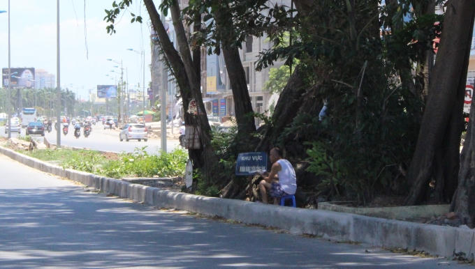 Một cụ ông phải mang cơm ra bóng cây ngồi ăn vì trong nhà quá nóng.