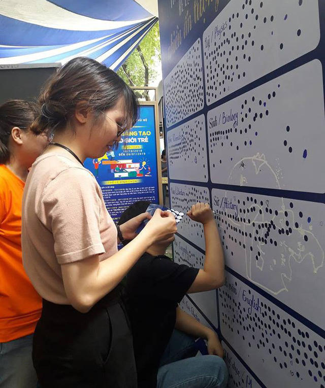Mọi người "vote" cho cuộc bình chọn "Giáo viên bộ môn nào để lại nhiều ấn tượng" cho bạn nhất được được thực hiện Đường sách TP HCM.