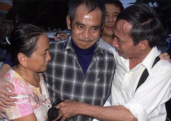 Huỳnh Văn Nén cùng người thân trong thời khắc được trả tự do.