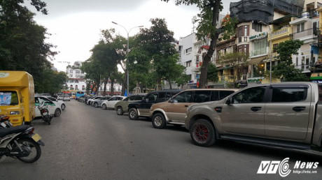 ầu như các bãi gửi xe công đều tự thu, tự chi phí gửi xe. (Ảnh: Việt Vũ).