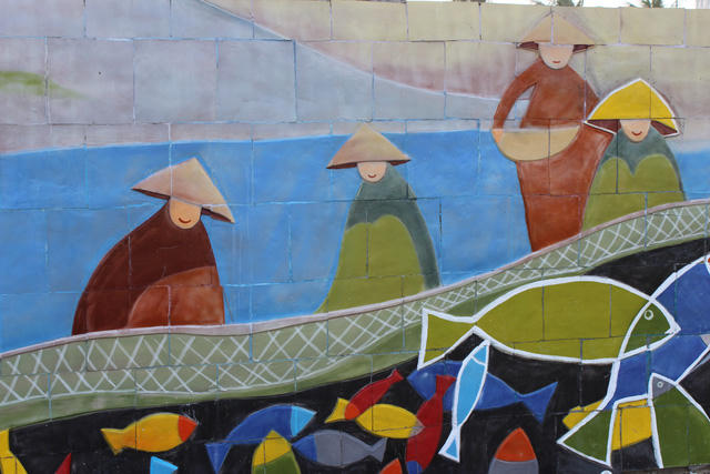 Bờ k&egrave; biển Đ&agrave; Nẵng sinh động với tranh gốm nghệ thuật