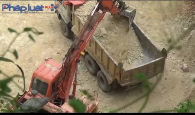 Việc khai thác diễn ra ngang nhiên giữa ban ngày.