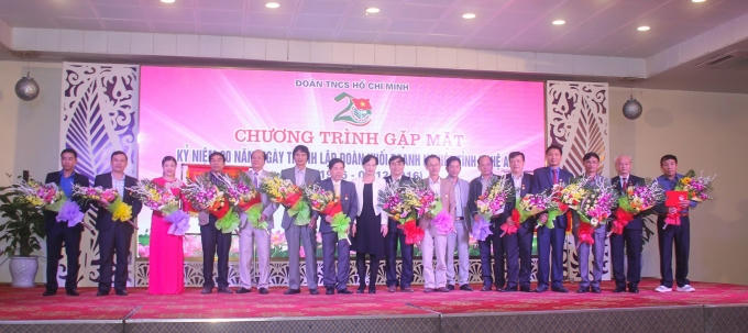 Trao kỷ niệm chương cho các cá nhân có đóng góp cho phong trào Đoàn của Đoàn khối Doanh nghiệp tỉnh Nghệ An.